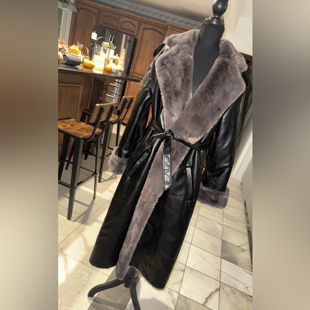 WEWOREWHAT Luxurious Black and Brown Women's Coat - Picture 4 of 6
